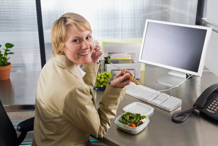 http://www.lifeline.de/img/gesund-essen/origs87829/3459478133-w1500-h1500/Essen-Buero-Mittagspause.jpg