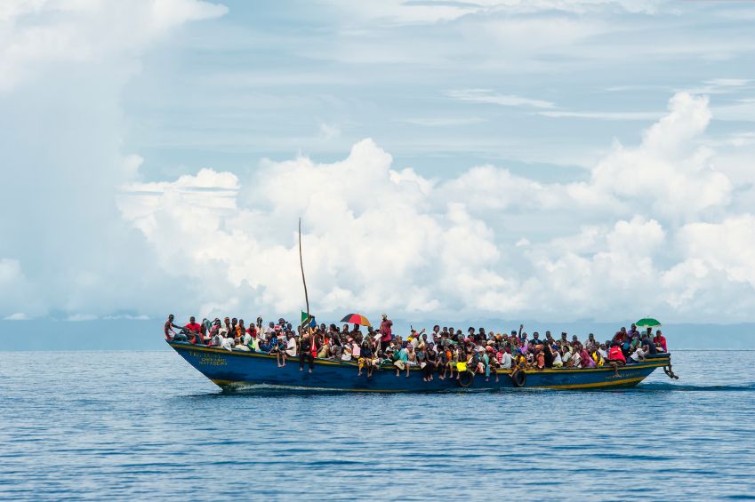 http://www.lifeline.de/img/medizin-gesundheit/origs150448/038947275-w1500-h1500/fluechtlinge-auf-boot.jpg