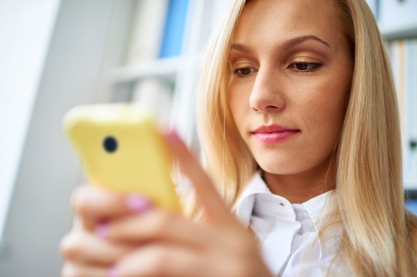 http://www.lifeline.de/img/muskel_gelenkbeschwerden/origs149817/4209475461-w1500-h1500/frau-blickt-auf-smartphone.jpg