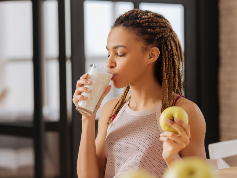 Die richtigen Lebensmittel zu kombinieren, spielt in der ausgewogenen Ernährung eine wichtige Rolle. So zum Beispiel ein großer Apfel und ein Glas fettarme Milch: Durch das Eiweiß in der Milch hält beides zusammen länger satt als die Komponenten allein. Apfel und Milch als gesunder Snack