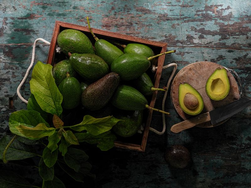 Avocado halbieren, Kern entfernen, körnigen Frischkäse einfüllen, nach Geschmack würzen. Fertig ist ein Snack, der noch nicht einmal einen Teller schmutzig macht und viele Vitalstoffe liefert – bei nur rund 200 Kalorien. Halbe Avocado mit Hüttenkäse snacken