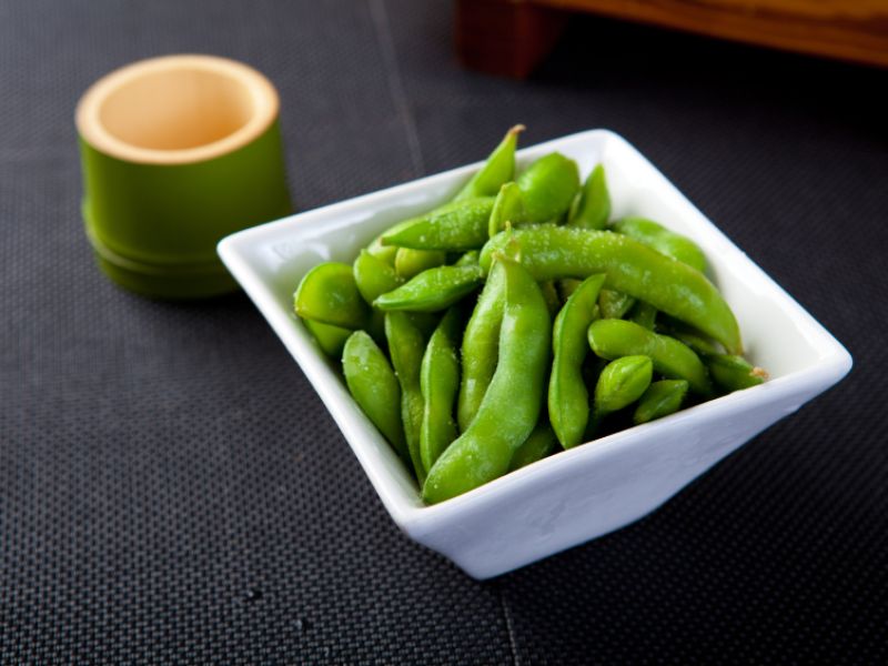 Koreanische Forscher fanden heraus, dass die Hülsenfrucht Edamame (grüne Sojabohnen) Krähenfüße mildert. Dafür verantwortlich ist eine Substanz namens Phosphatidylserin, ... Edamame und Soja für gesunde Haut