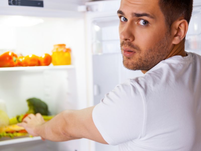 Er hält Lebensmittel frisch, ist dabei aber dreckiger als eine Klobrille: 11,4 Millionen Keime tummeln sich im Kühlschrank pro Quadratzentimeter! Zum Vergleich: Auf der Toilette sind es etwa 100 Erreger. Vor allem Bakterien und Schimmelpilze fühlen sich im Kühlschrank wohl. Um gegenzusteuern sollte dieser nicht zu warm eingestellt sein (empfohlen werden um die 6 Grad). Verdorbene Lebensmittel außerdem so schnell wie möglich entsorgen! Kühlschrank