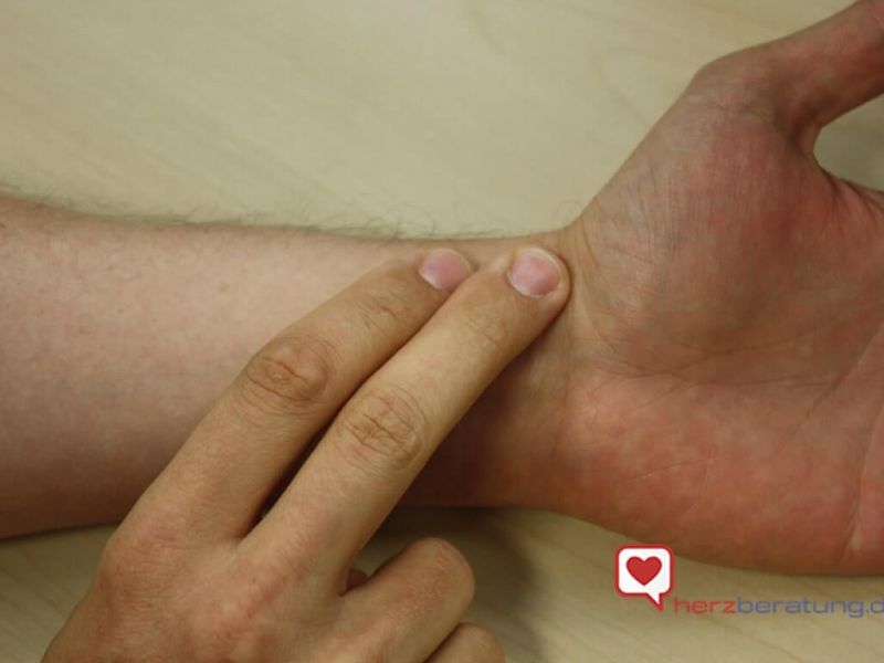 Je nach Muskulatur und Fettgewebe kann für das Tasten des Pulses am Handgelenk etwas Kraft erforderlich sein. Wer zu stark drückt, kann die Arterie jedoch abdrücken und gar nichts mehr ertasten. Legen Sie deshalb Zeige- und Mittelfinger mit sanftem Druck auf den Zielbereich am Handgelenk und warten Sie bis zu fünf Sekunden, bevor Sie an einer neuen Stelle suchen. Tasten Sie mit Zeige- und Mittelfinger