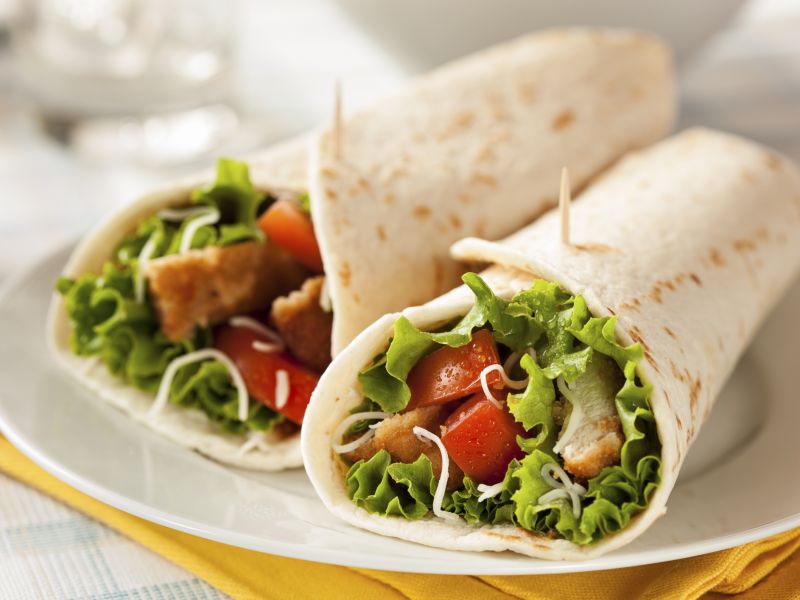 Ein schneller, gesunder und frischer Snack – so der Steckbrief von Wraps. Doch je nach Inhalt liefern sie 150 bis über 400 Kalorien pro Stück! Wraps machen dick