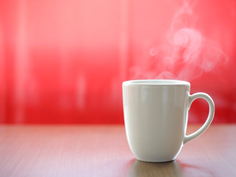 Für eine ausreichende Flüssigkeitszufuhr ist heißer jetzt Tee ideal, zum Beispiel Kräutertee. Er durchspült die Blase und transportiert die Bakterien damit nach draußen. Kräutertee