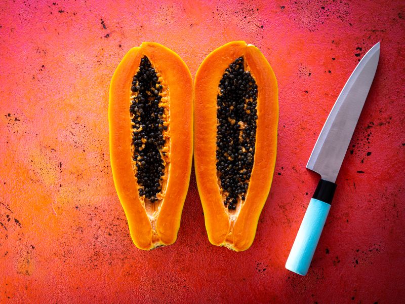 Es gibt Obstsorten, die nur sehr wenig Fruchtzucker enthalten oder bei denen das Verhältnis von Glucose zu Fructose so günstig ist, dass viele Menschen mit Fructoseintoleranz sie gut vertragen. Dazu gehören zum Beispiel Papayas, Bananen, Aprikosen, Ananas, Zitrusfrüchte oder Erdbeeren. Obst mit wenig Fructose