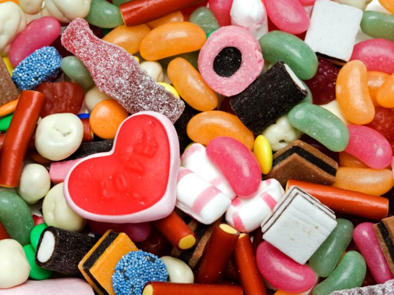 Natürlich fallen auch zuckerhaltige Speisen wie Bonbons, Gummibärchen und Kuchen oder ... Süßigkeiten sind säurebildend