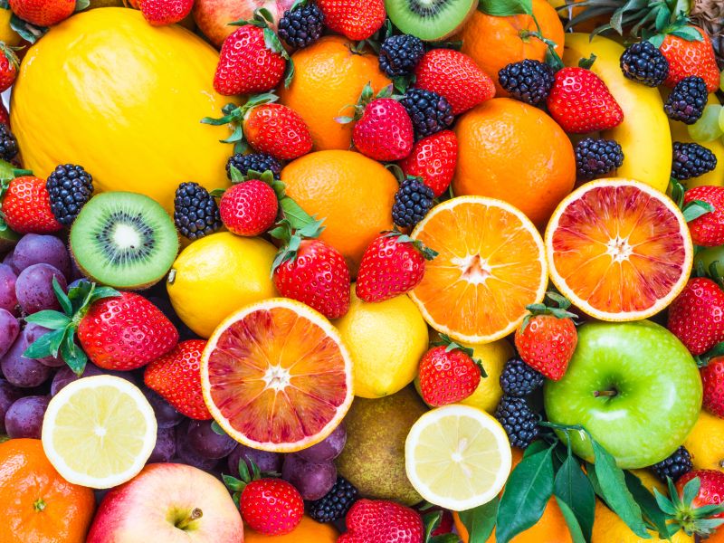 Kiwis, Beeren, Bananen, Grapefruit: Viele Vitamine und ein hoher Wassergehalt machen Obst zum perfekten Begleiter einer Detox-Kur. Frisches Obst entgiftet