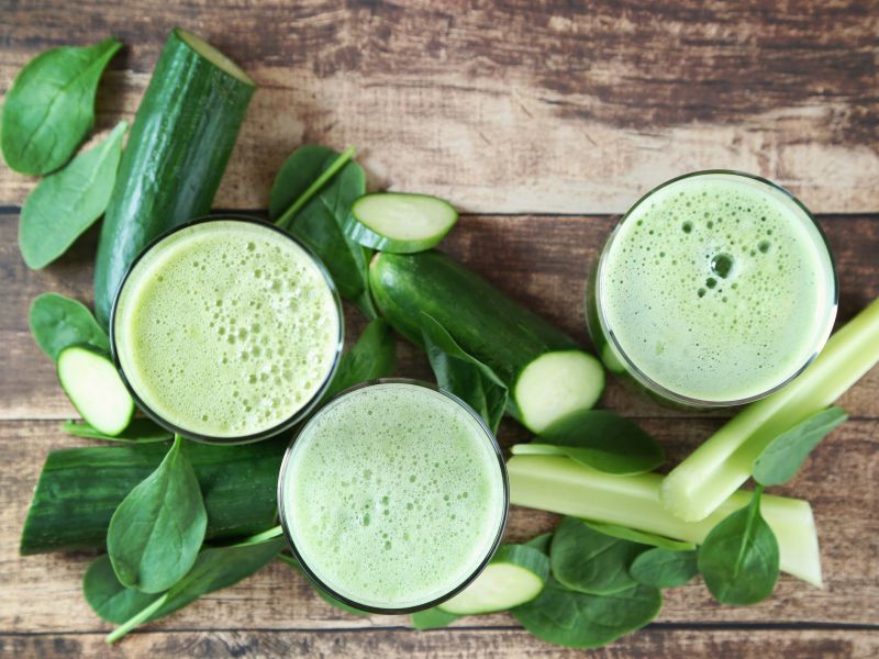 Dieser grüne Smoothie erfrischt und stärkt die Abwehrkräfte: Pürieren Sie 125 g Feldsalat, einen Apfel, eine Birne, eine halbe Gurke, den Saft einer halben Zitrone und ein kleines Stück Ingwer mit 150 ml Wasser. Gesunder grüner Smoothie mit Gurke