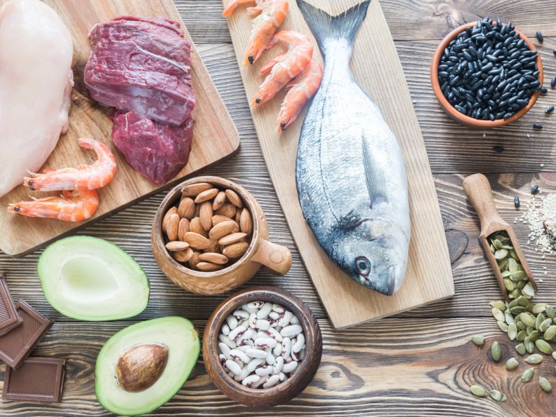 Zink ist ein essenzielles Spurenelement und im Körper Bestandteil vieler Enzyme und Proteine. Dadurch ist es zum Beispiel am Zellwachstum, an der Wundheilung, an der Funktion des Immunsystems und der Fortpflanzung beteiligt. Empfohlen wird Frauen ab 19 Jahren eine Zufuhr von 7-10 mg pro Tag und Männern 11-16 mg. Zink ist für den Körper lebenswichtig