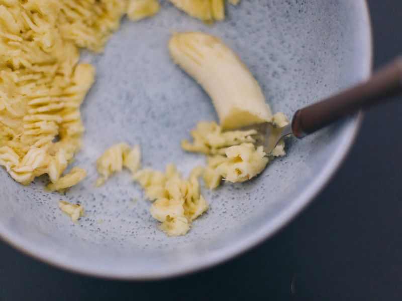 Was essen bei Durchfall? Zerdrückte Banane