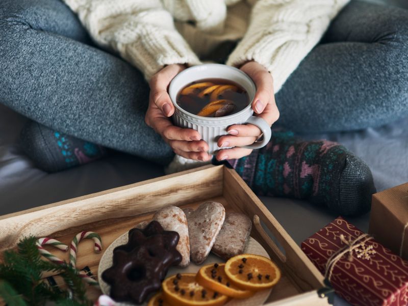 Eine Tasse Glühwein hat rund 200 Kalorien. Zwei bis drei Tassen liefern also so viel Energie wie eine ganze Mahlzeit, allerdings fehlen Nährstoffe wie Vitamine. Deshalb in der Weihnachtszeit besser nicht täglich Glühwein trinken, das schont das Kalorienkonto. Platz 10: Kalorienfalle Glühwein