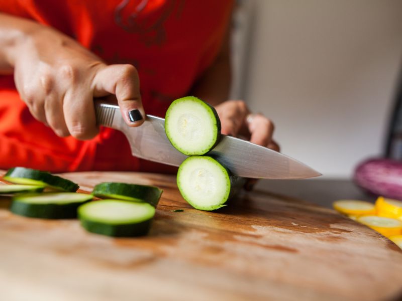 Obwohl die Zucchini einen hohen Wassergehalt hat, lässt sie sich roh oder blanchiert gut einfrieren. Das rohe Gemüse waschen und in Scheiben oder Würfel schneiden. Anschließend mit Salz bestreuen und ein paar Minuten einwirken lassen, austretendes Wasser abgießen. Blanchierte Zucchini: Für zwei bis vier Minuten in kochendes Salzwasser geben, dann mit Eiswasser abschrecken. Vorsichtig trocken tupfen und für 12 Monate einfrieren. Kann man Zucchini einfrieren?
