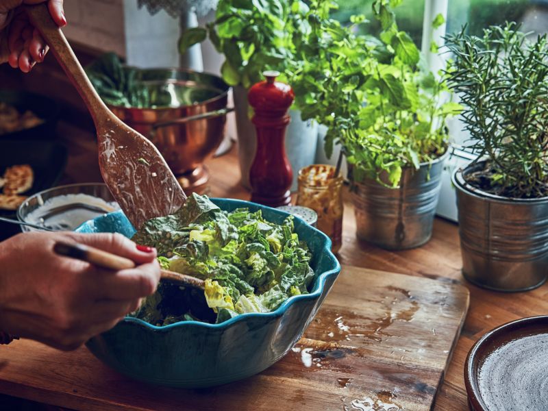 Überhaupt ist Ernährung die wichtigste Stellschraube für Gewichtsverlust. Hier gibt es gleich mehrere Komponenten, die man ändern kann: Obst und Gemüse haben weniger Kalorien, machen aber dank ihres Volumens trotzdem satt und versorgen den Körper mit wichtigen Ballaststoffen und Vitaminen. Zu jeder Mahlzeit sollte daher viel Grün auf dem Teller liegen. Am besten beginnen Sie jede Mahlzeit mit einem Salatteller. Obst und Gemüse essen