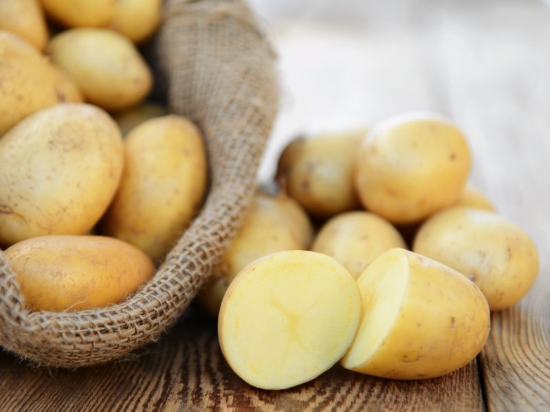 Kartoffelwickel: Wohltuendes Hausmittel bei Halsschmerzen