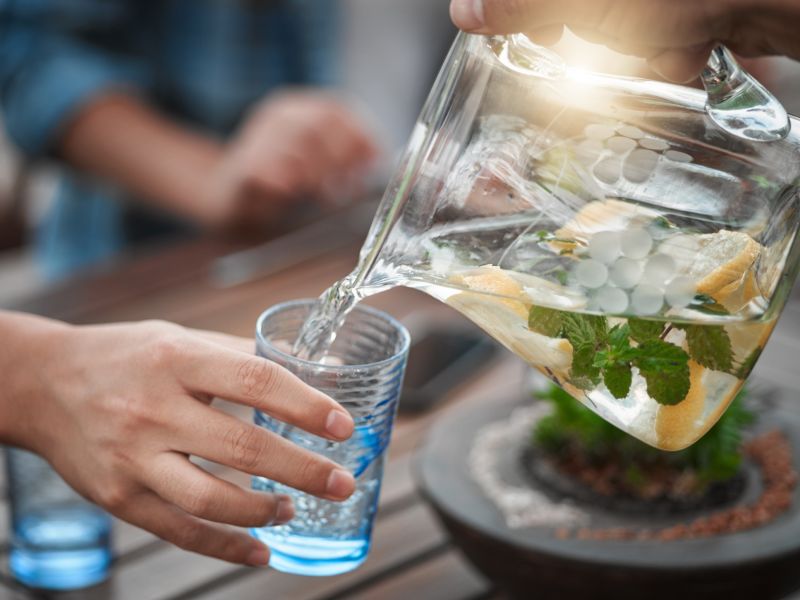 Wasser trinken gegen Kopfschmerzen