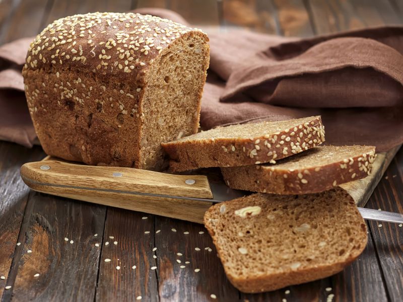 Zwei Scheiben Vollkornbrot enthalten ungefähr 0,2 mg Riboflavin, wie Vitamin B2 auch genannt wird. Auch Vollkornbrot liefert Vitamin B2