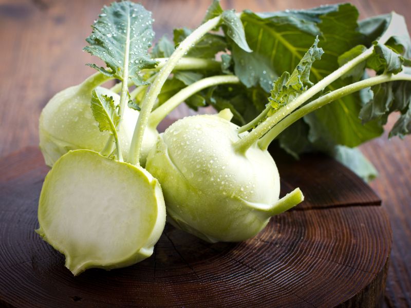 Auch bei diesem Gemüse darf gerne zugegriffen werden, denn 100 Gramm Kohlrabi haben nur 27 kcal. Schälen, in dünne Scheiben schneiden oder in Form von Rohkost-Sticks knabbern. Achtung: Wer zu Blähungen neigt, sollte beim Kohlrabi lieber trotzdem nicht übertreiben. Denn er gehört zum Kohlgemüse, das für gewöhnlich blähend wirkt. Kohlrabi