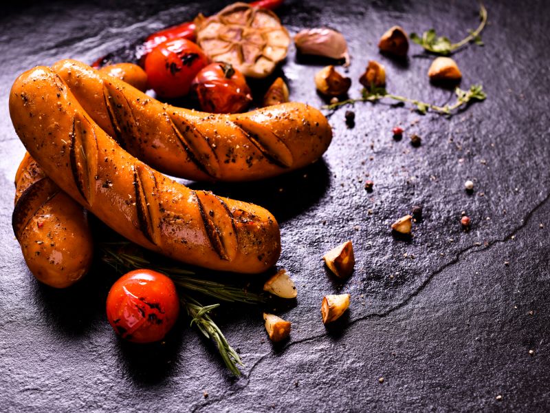 Grillwürstchen sind vor allem dann lecker, wenn sie ein bisschen nach Rauch schmecken. Das ist jedoch gefährlich. Der typische Grillgeschmack entsteht, wenn Fett aus dem Grillgut in die Glut tropft. Dann bilden sich Nitrosamine in großer Menge und legen sich auf Wurst und Fleisch. Zusätzlich enthalten Bratwürste eine große Menge an tierischem Fett, das die Gefäße verstopft (Arteriosklerose) und den Alterungsprozess vorantreibt. Bratwurst