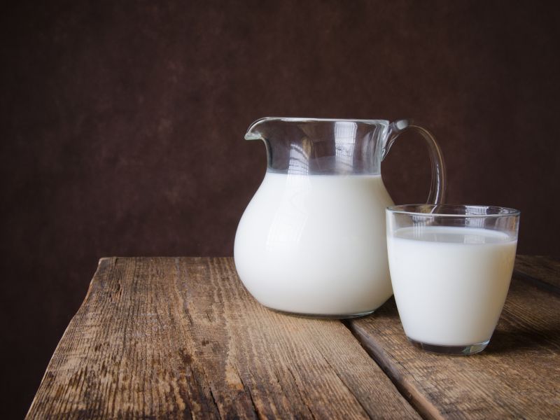 Als Eiweißquelle ist Milch hochgelobt. Allerdings liefern 100 Milliliter Milch, also eine kleines Glas voll, nur drei Gramm Eiweiß. Ebenfalls nur drei Gramm Eiweiß sind in 100 Gramm Joghurt enthalten. Welche Lebensmittel enthalten mehr? Klicken Sie weiter. Eiweiß in Milch