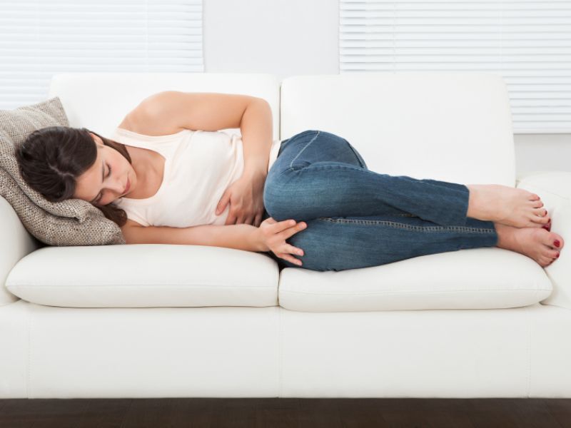 Im Bauch zwickt und rumort es, Sie haben Durchfall und müssen sich übergeben? Hier zeigen wir Ihnen, was die lästigen Symptome einer Gastroenteritis oder Magen-Darm-Grippe lindert. Was hilft gegen Magen-Darm-Grippe?