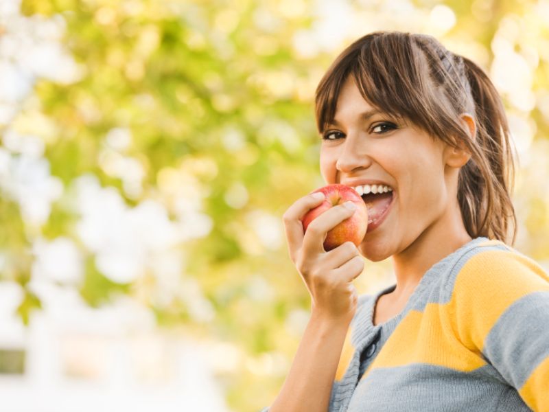 Das Hautbild lässt sich nicht über die Ernährung steuern? Doch, das geht! Pickel, Falten und trockener Haut lässt sich mit der richtigen Auswahl an gesunden Lebensmitteln vorbeugen. Hilfreich ist zum Beispiel ... Essen für gesunde, faltenfreie Haut
