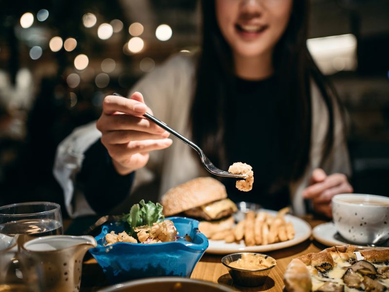 Der sicherste Tipp gegen Durchfall auf Reisen: Essen Sie nichts, was nicht durchgebraten, gekocht oder von Ihnen selbst geschält wurde. Nur Durchgebratenes verzehren