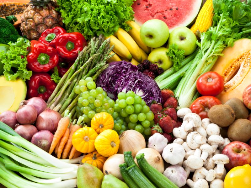In pflanzlichen Lebensmittel wie Obst, Gemüse und Hülsenfrüchte stecken viele wertvolle Vitamine, Mineralstoffe und Ballaststoffe. Daher sollten sie täglich verzehrt werden, am besten fünf Portionen – eine Portion entspricht einer handvoll. Ernährungsregel 3: Fokus auf Gemüse und Obst