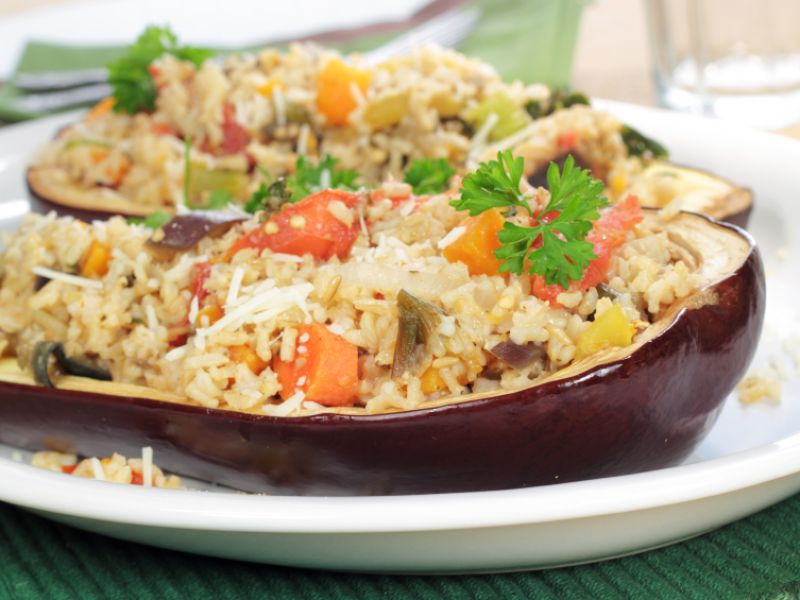 Mit Reis, Hackfleisch, Couscous, Quinoa, Bulgur oder Buchweizen: Die Möglichkeiten, gefüllte Auberginen im Ofen zuzubereiten, sind beinahe unendlich. Dabei vertragen die kalorienarmen Eierfrüchte kräftige Gewürze wie Chili, Kreuzkümmel und Kurkuma. Gefüllte Auberginen kräftig würzen
