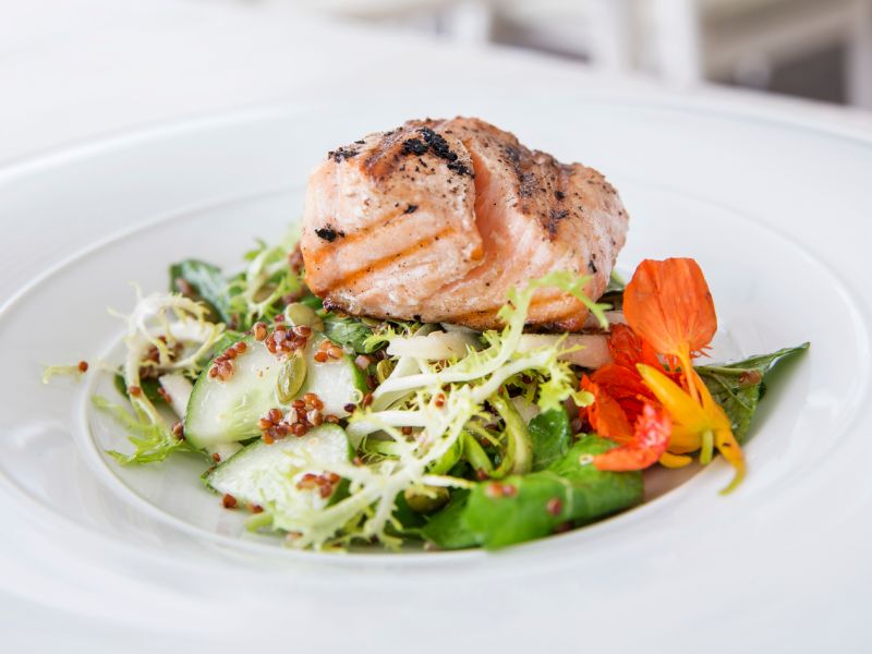 Ein Evergreen in Sachen No Carb-Rezepte sind grüne Salate und Blattgemüse, garniert mit einem eiweißreichen Sattmacher (zum Beispiel Lachssteak, Hühnchenbrust oder gekochte Eier). No Carb-Rezept: Salat mit Proteinen