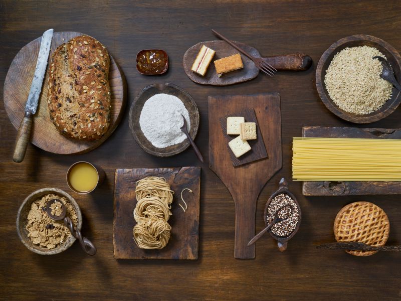 Wie der Name schon sagt, landen bei einer No-Carb-Ernährung sämtliche Kohlenhydrate (englisch carbohydrates, kurz carbs) auf der Verbotsliste. Darunter fallen nicht nur Brot, Nudeln, Kartoffeln und Reis, sondern zum Beispiel auch viele Gemüsesorten, Obst und Honig. Kohlenhydrate bei No Carb tabu