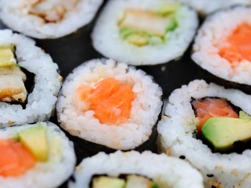 Roher Fisch macht nicht dick. Doch oft enthalten die Sushi-Rollen kalorienreiche Zutaten, etwa Frischkäse und dicke Gewürzsoßen. Dickmacher Sushi