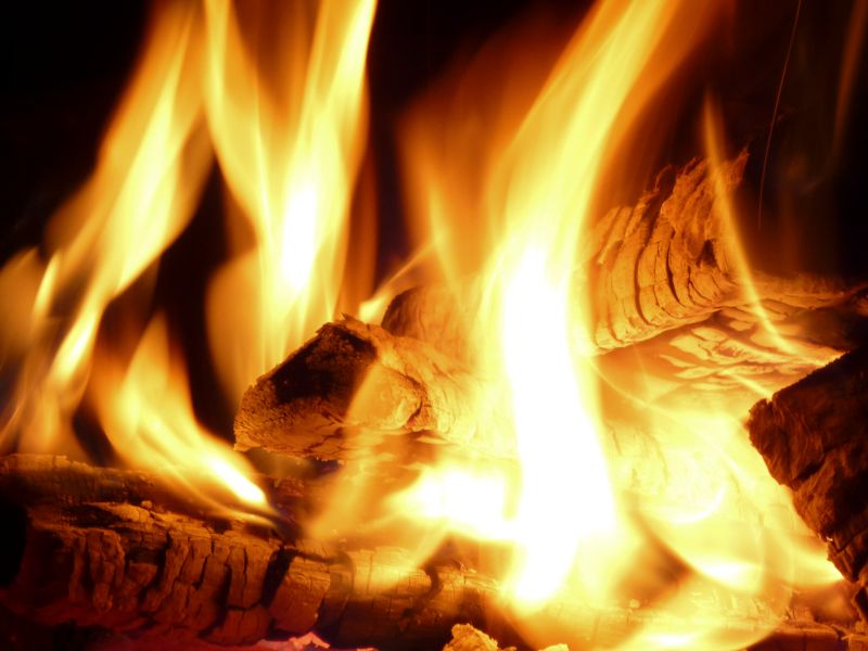 Feuer im Traum verweist auf Leidenschaft, aber mitunter auch auf Frustration und Zorn. Es kann zudem Reinigung symbolisieren. Der Träumende macht sich die lebenspendende Kraft des Feuers zunutze, um sein Leben zu ändern. Verbrennen bei lebendigem Leib steht für die Angst vor einer neuen Beziehung oder einer neuen Lebensphase, schreibt die Therapeutin und Traumexpertin Pamela Ball. Feuer