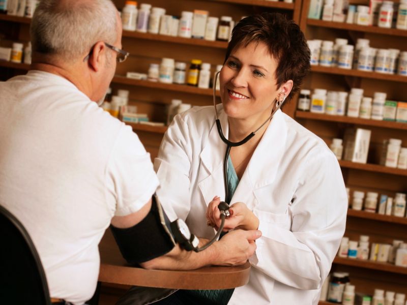 Überprüfen Sie das Gerät, das Sie kaufen möchten, indem Sie in der Apotheke Ihren Blutdruck messen lassen. Vergleichen Sie, ob diese Werte mit denen des neues Geräts übereinstimmen. Blutdruckmessgerät kaufen