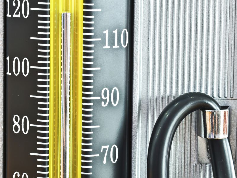 Blutdruckwerte werden in mmHg angegeben, also Millimeter Quecksilbersäule. Hier die Quecksilbersäule eines Standmessgeräts auf 120 – dem idealen systolischem Wert. Die Maßeinheit des Blutdrucks