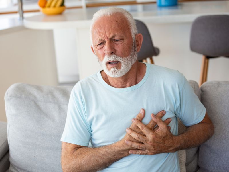 Symptom bei Herzinfarkt: Engegefühl in der Brust