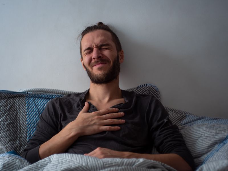 Die Schmerzen bei einem Herzinfarkt werden oft von starker Angst und innerer Unruhe begleitet. Durch die Todesangst schlägt das Herz oft noch schneller, was die Symptome verstärkt, da das Herz bei Belastung und Stress mehr Sauerstoff und Blut benötigt. Starke Angst ist ein typisches Symptom bei Herzinfarkt