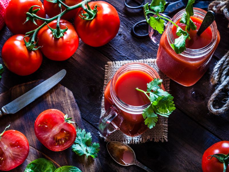 Gelbe Zähne durch Tomaten