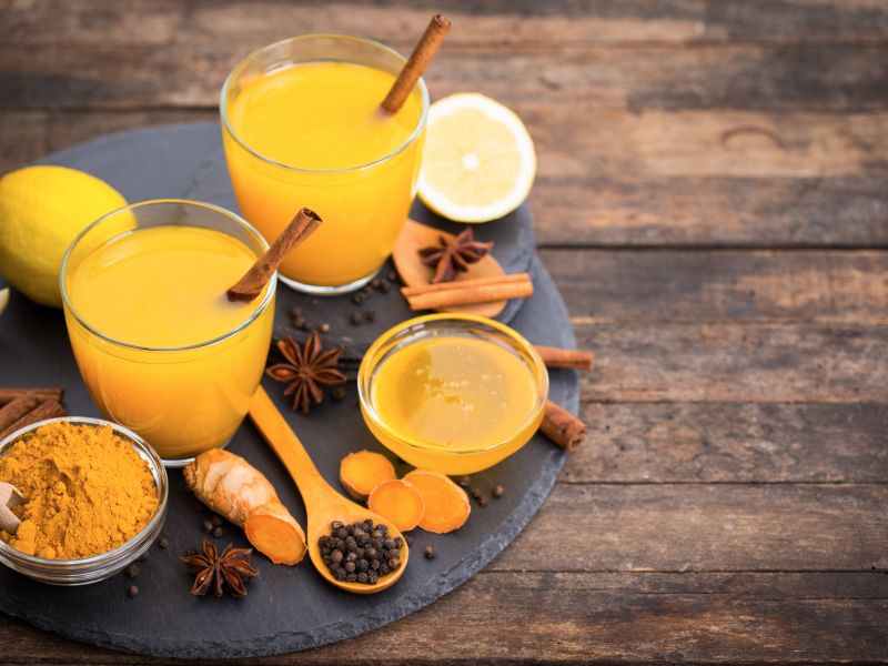 Kurkuma wird auch als Gelbwurz, Safranwurz oder gelber Ingwer bezeichnet und findet in der indischen Medizin bereits seit Jahrtausenden Verwendung. Das Curcumin des Kurkumas wirkt entzündungshemmend, schmerzstillend und krebshemmend. Zudem verfügt Kurkuma über einen verhältnismäßig hohen Anteil an Magnesium. Das Teegetränk kann ähnlich wie Ingwertee zubereitet werden. Kurkuma Tee stärkt Immunsystem