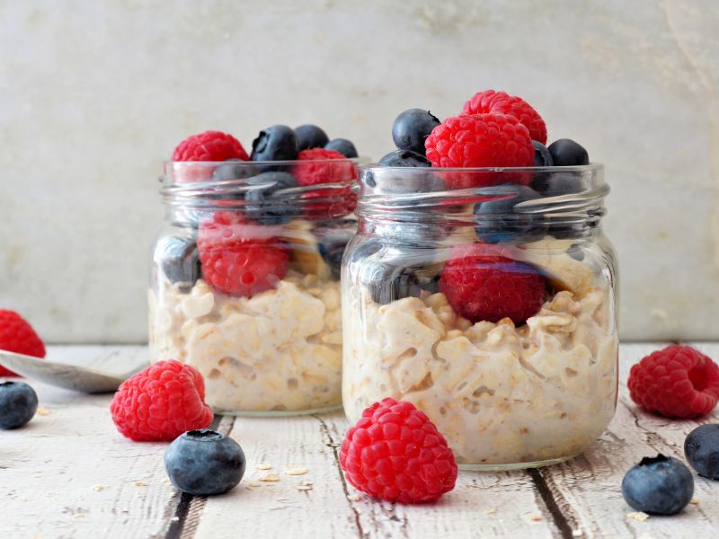 Overnight Oats können am Abend vorher zubereitet werden. Das ballaststoffreiche Frühstück ist ideal, wenn es morgens schnell gehen soll. Dafür Hafer- oder Dinkelflocken am Abend in eine Schale oder in ein Einmachglas geben. Dazu kommt die doppelte Menge Flüssigkeit. Hierfür eignet sich Hafer-, Dinkel- oder Kuhmilch oder einfach nur Wasser. Die Mischung über Nacht in den Kühlschrank stellen. Am Morgen kann das Ganze mit frischen Früchten, Nüssen oder Kokosflocken gemischt werden. Durch das verschließbare Glas kann der Snack auch mit ins Büro genommen werden. Overnight Oats: Schnelles Frühstück bei Hitze