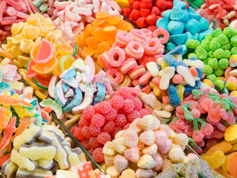 Zucker schmeckt süß, macht den Magen jedoch sauer. Denn er steigert die Produktion von Magensäure, die in die Speiseröhre aufsteigen kann. Wer zu Sodbrennen neigt, sollte derartige Ursachen ausschließen und auf Süßigkeiten weitestgehend verzichten. Das gilt auch für zuckerhaltige Softdrinks. Sodbrennen-Ursachen: Zu viel Zucker