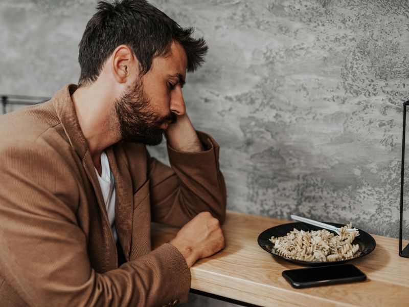 Viele Omikron-Infizierte berichten von fehlender Lust auf Essen. Die Appetitlosigkeit als Symptom von Omikron wurde mittels der ZOE-Covid-Studie in England ermittelt. Die Teilnehmer*innen der in Großbritannien durchgeführten Studie gaben an, im Rahmen der Omikron-Infektion auch an Appetitlosigkeit zu leiden. Appetitlosigkeit bei Omikron