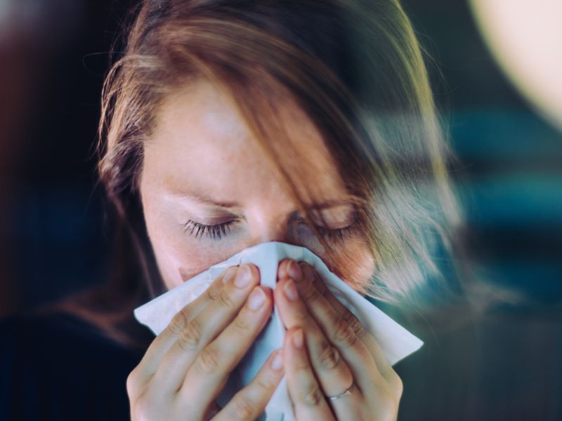 In einem Wochenbericht des Robert Koch-Instituts wurden die angegebenen Symptome einer Omikron-Infektion von 6.788 Fällen zusammengefasst. 54 Prozent der Betroffenen gaben Schnupfen als Symptom von Omikron an. Schnupfen tritt bei Omikron häufig auf