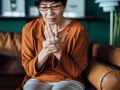 Rheuma Selbsttest: Frau hat Beschwerden an den Fingergelenken
