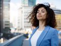 Business-Frau mit hoher Resilienz genießt frische Luft.