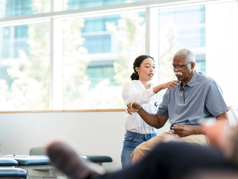 Muskelsteifheit: Typisches Symptom bei Parkinson