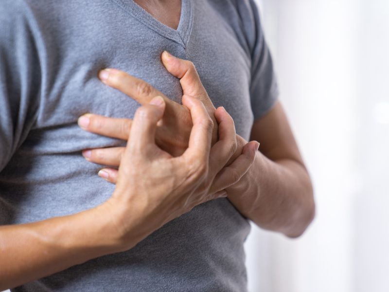 Herzmuskelentzündung-Symptom: Brustschmerzen