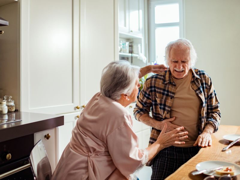 Bauchschmerzen sind bei Darmkrebs ein Symptom