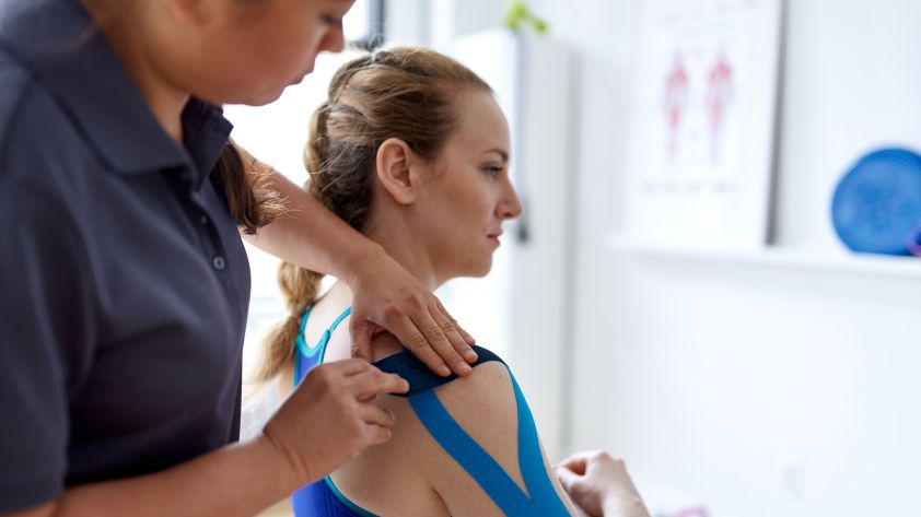 Kinesio-Tape: Helfen die bunten Klebebänder bei Schmerzen?